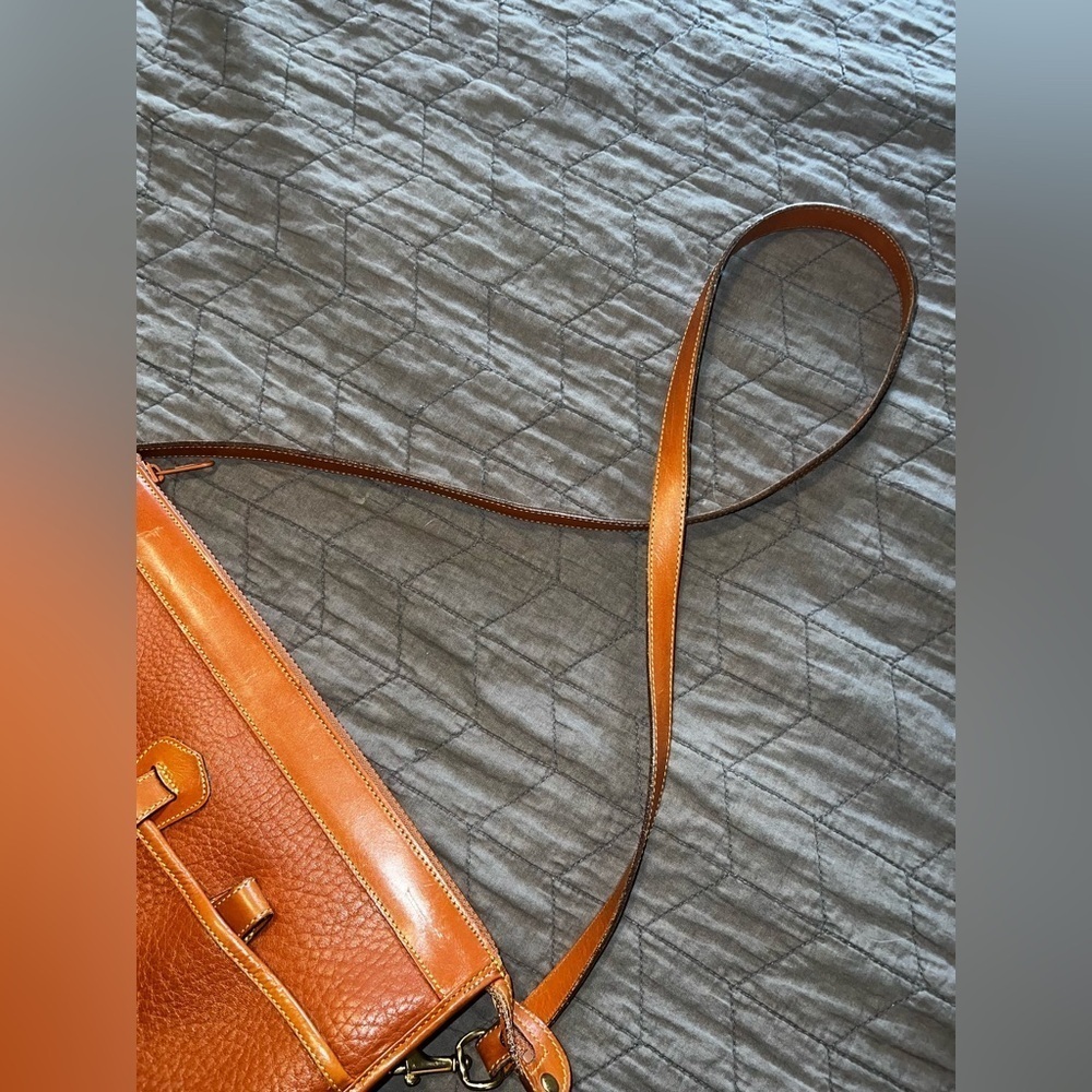 Vintage Dooney and Bourke pebble British Tan vachetta leather satchel bag. - Picture 3 of 10